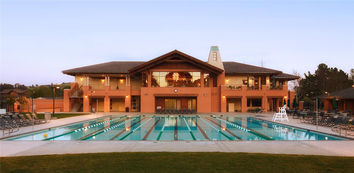 Pool & Clubhouse